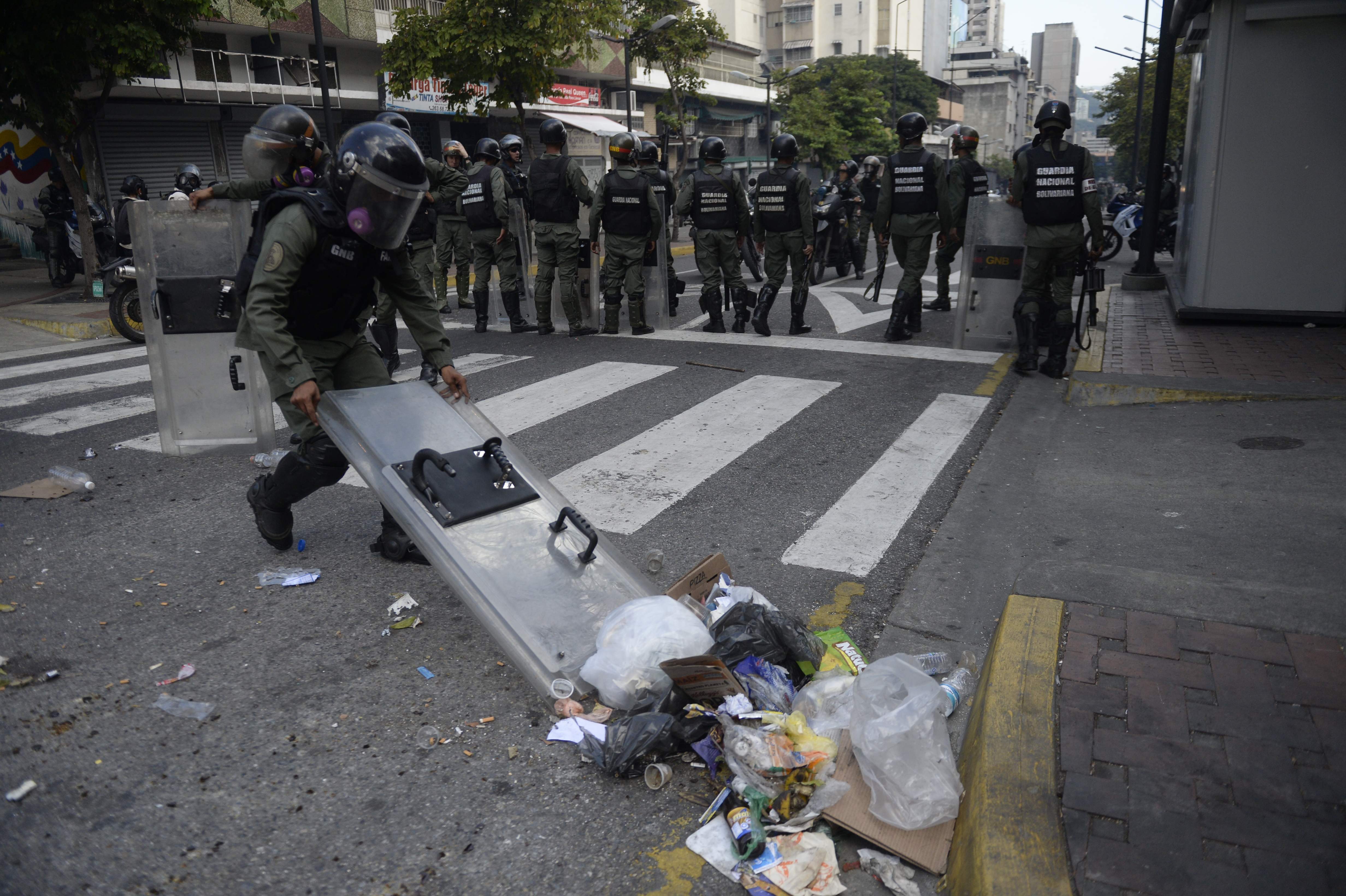 الشرطة الفنزويلية تستخدم الألات الحديدية ضد المتظاهرين