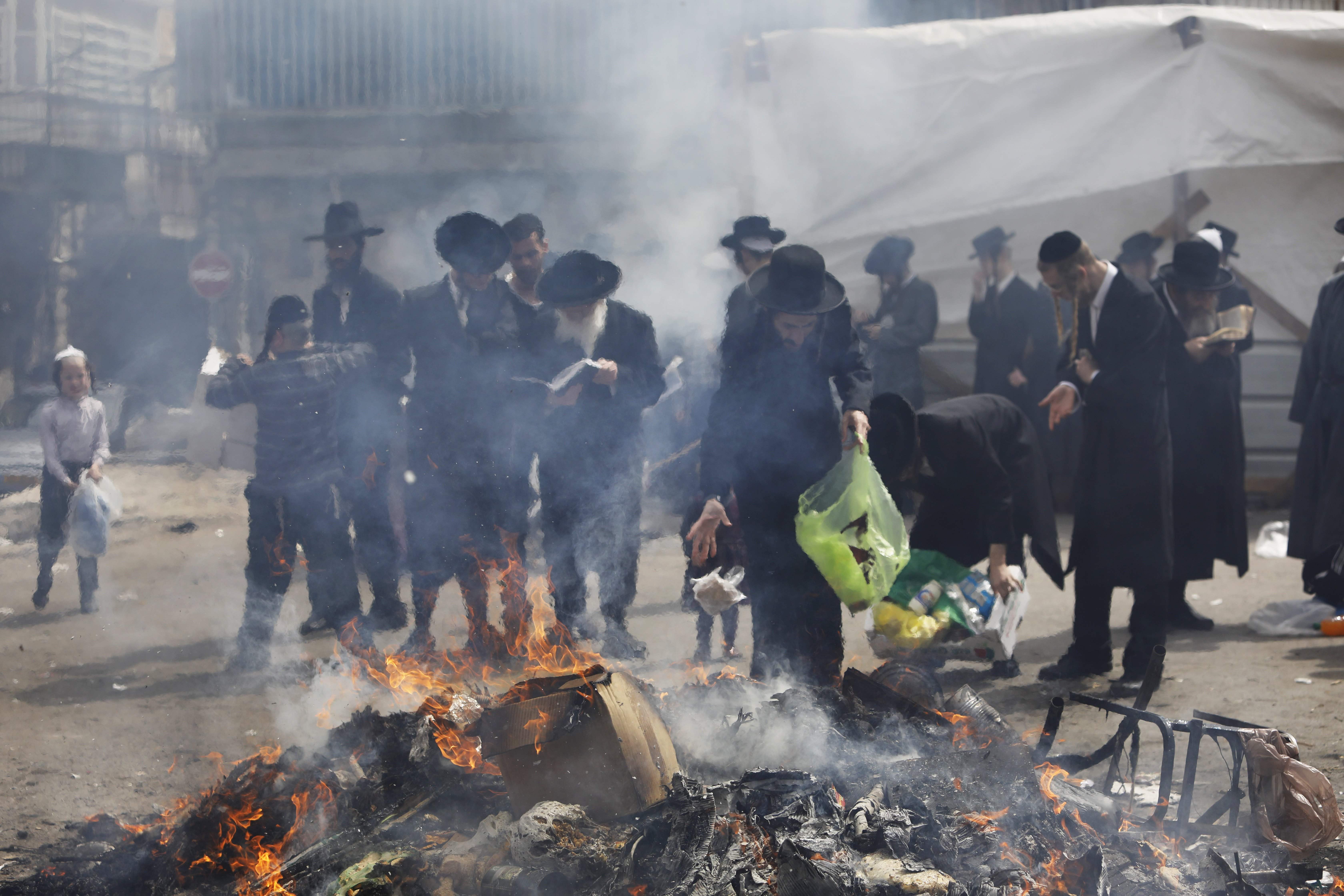 اليهود يلقون المواد المخمرة فى النيران خلال الاحتفالات