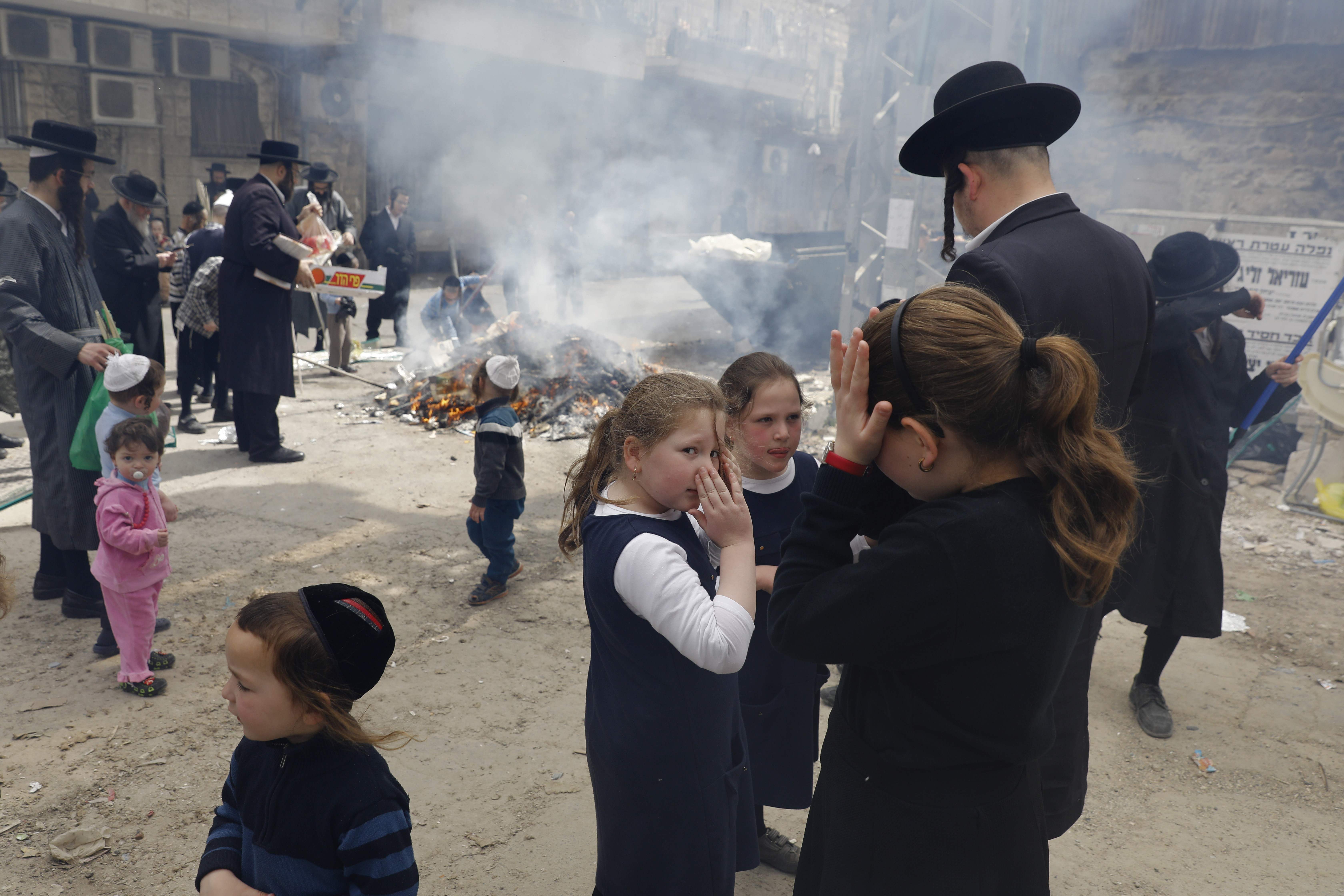 الأطفال يلهون خلال احتفالات عيد الفصح