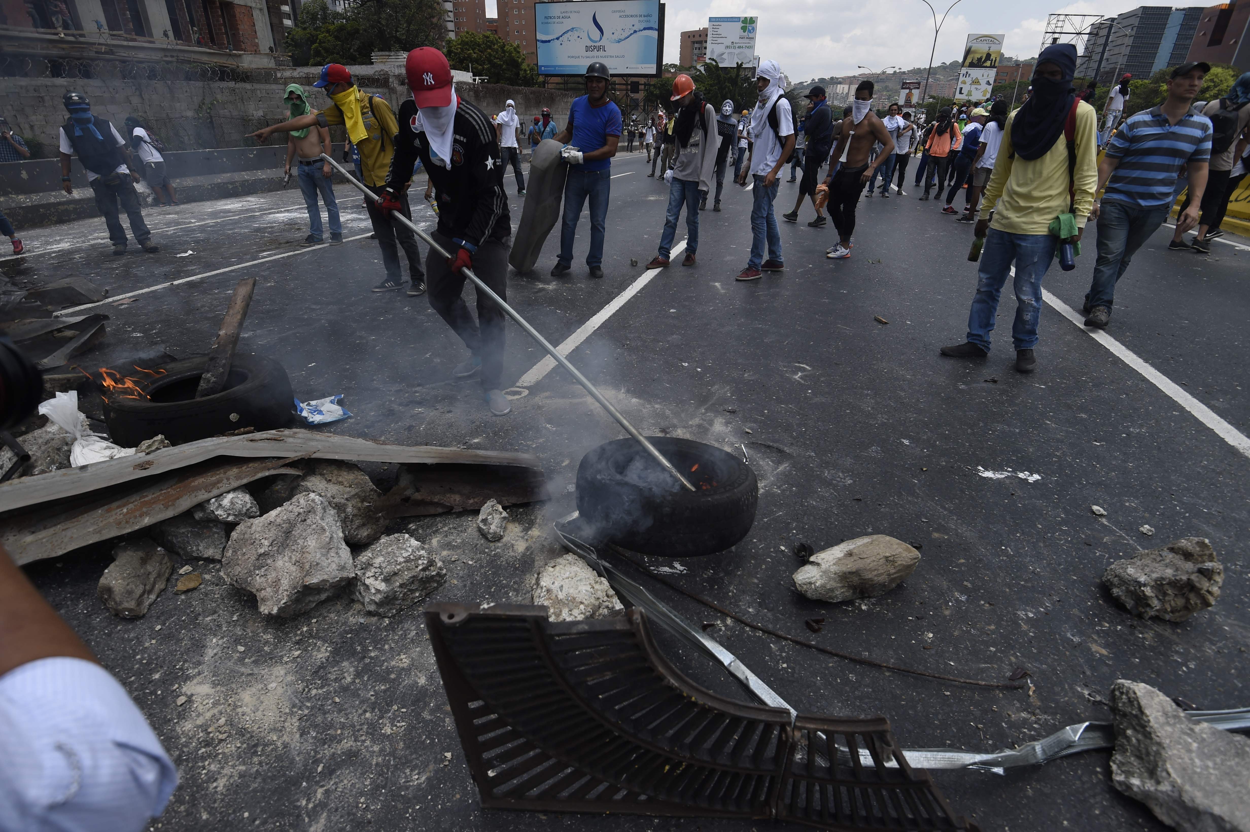 اشتباكات بين المتظاهرين والشرطة الفنزويلية