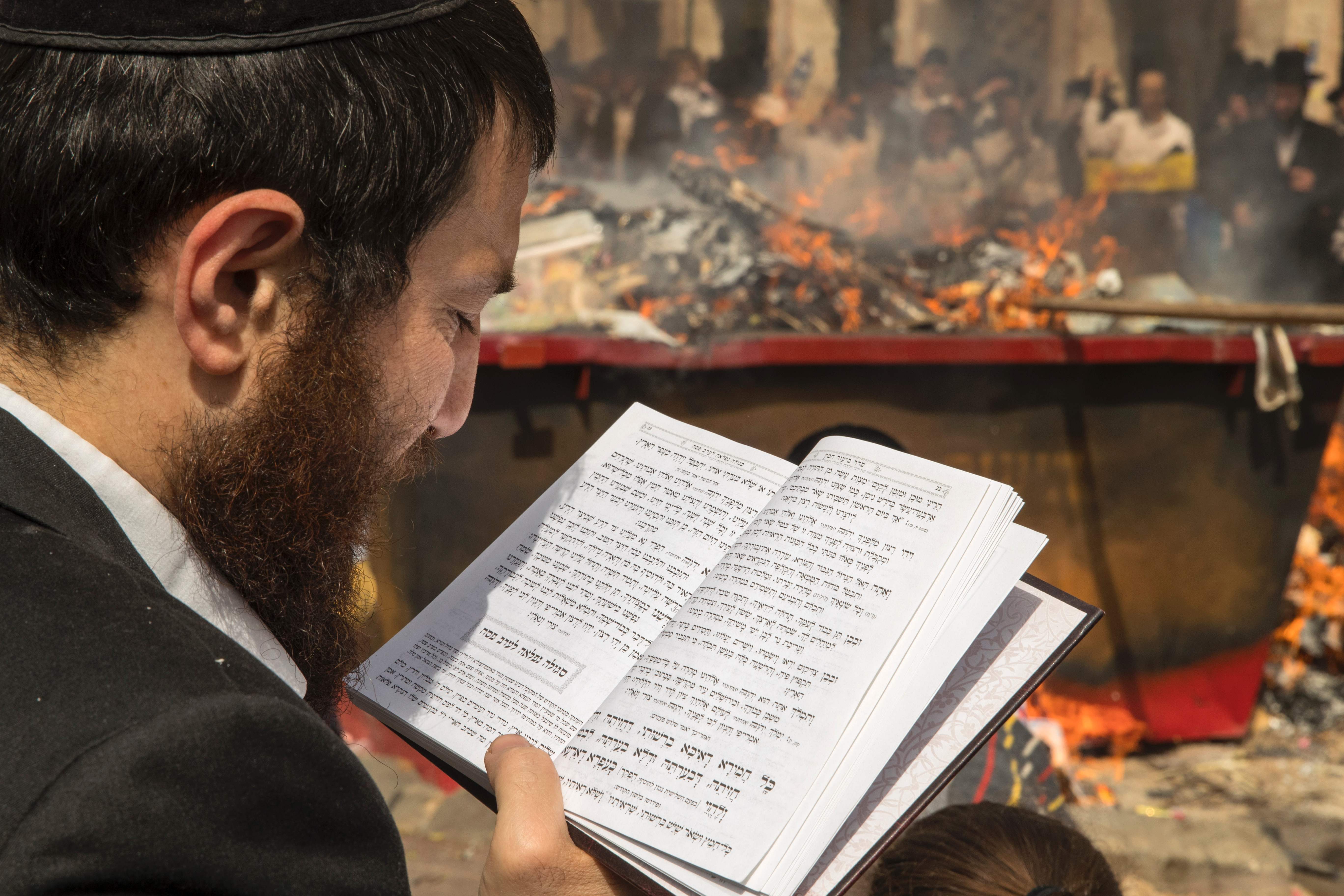 يهودى يقرأ فى التوراة خلال احتفالات عيد الفصح