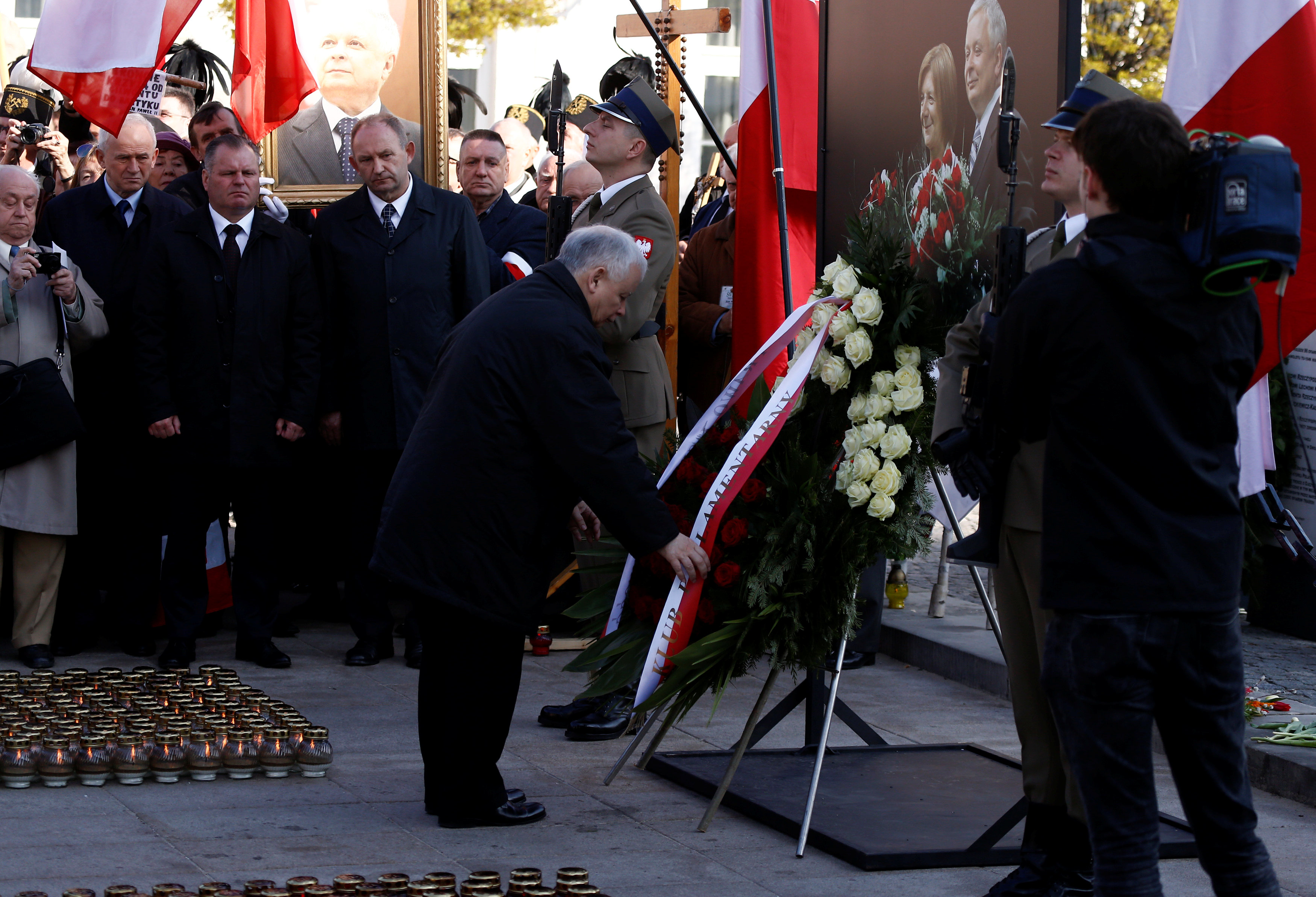 شقيق رئيس بولندا الراحل يضع اكليل ورد أمام قبره