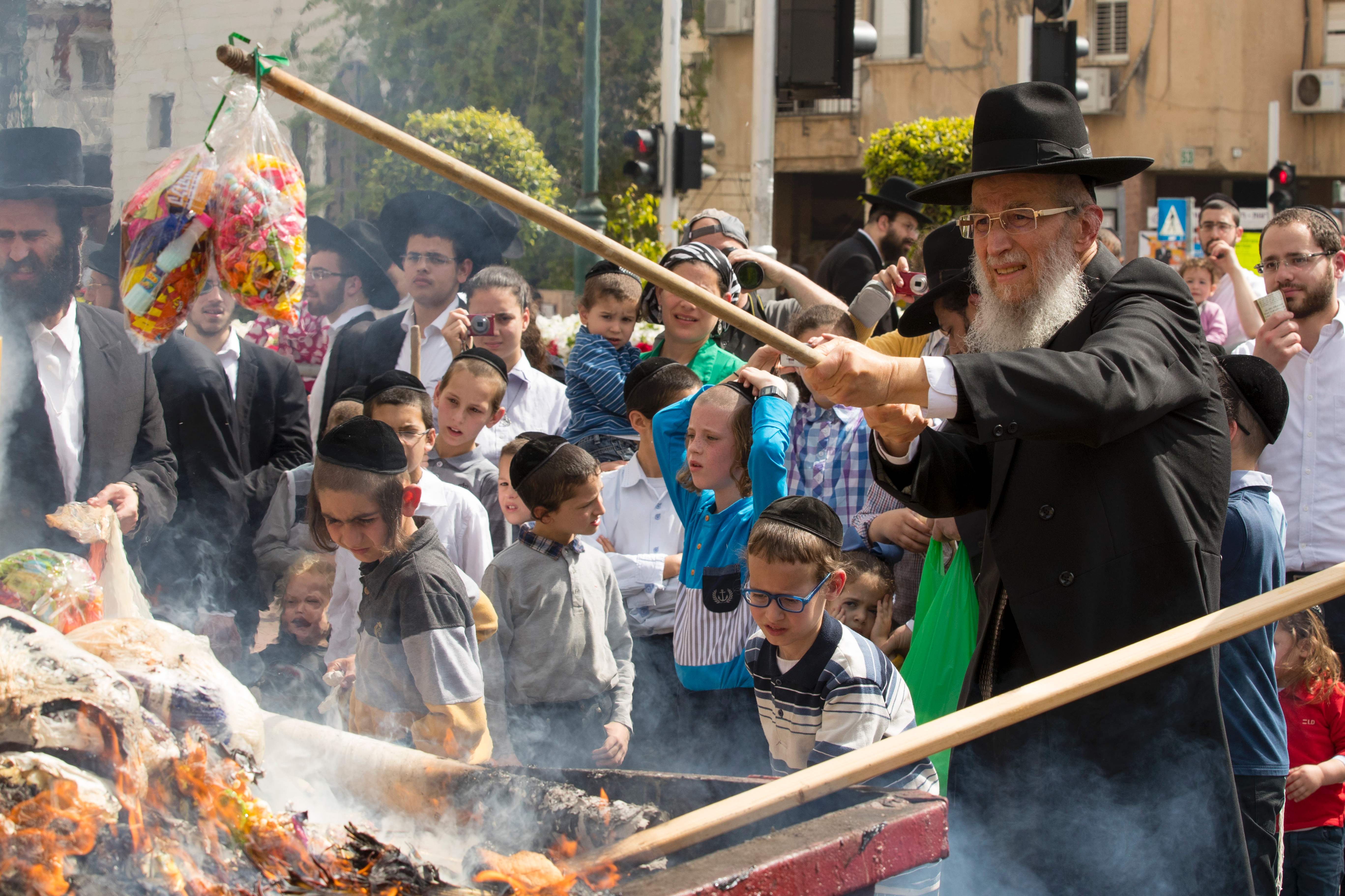 رجل يمسك بأكياس ليلقيها فى النيران خلال الاحتفالات
