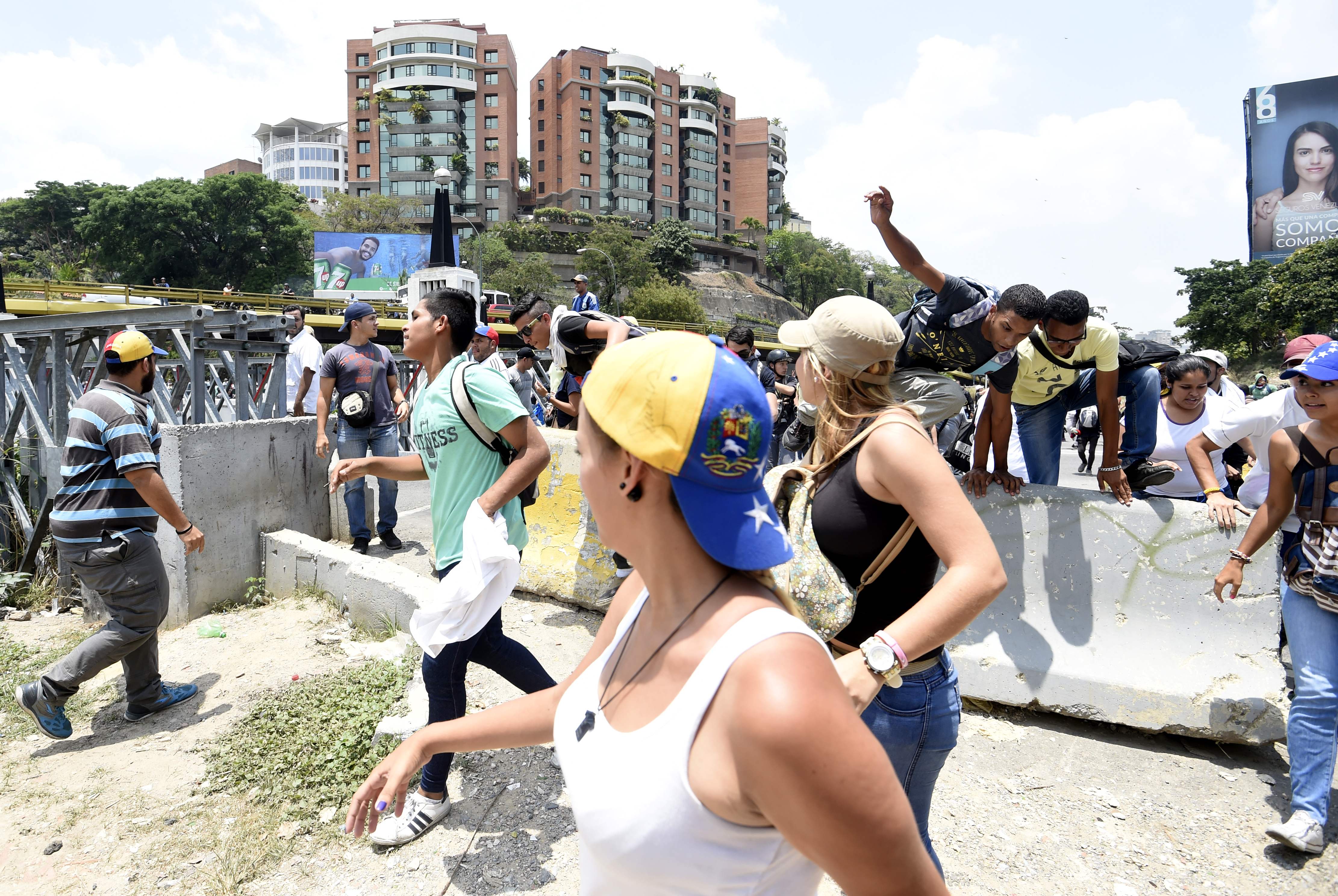 مواطنين فنزويليين أثناء التظاهرات