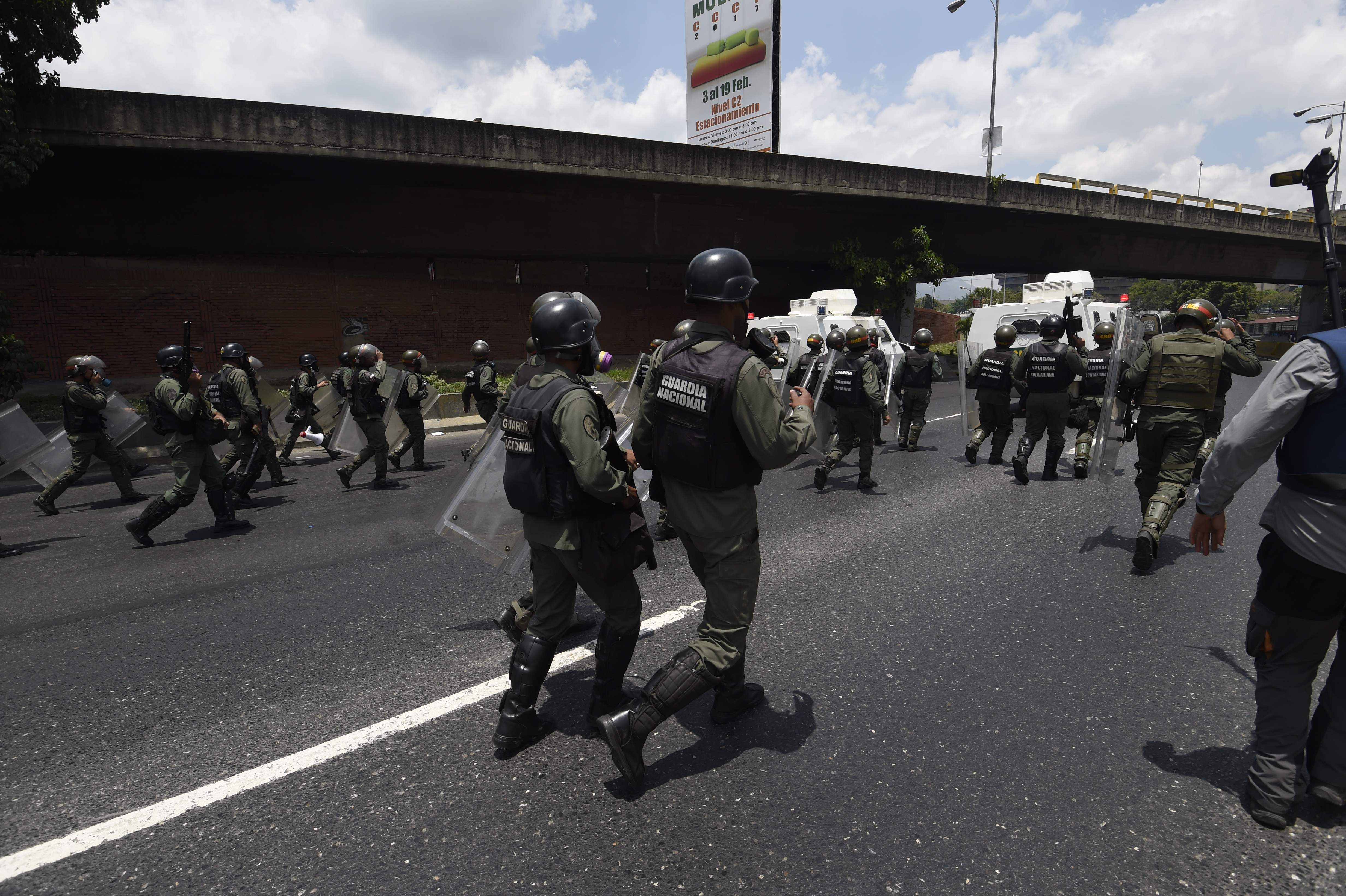 قوات الأمن الفنزويلية أثناء الاشتباكات مع المتظاهرين