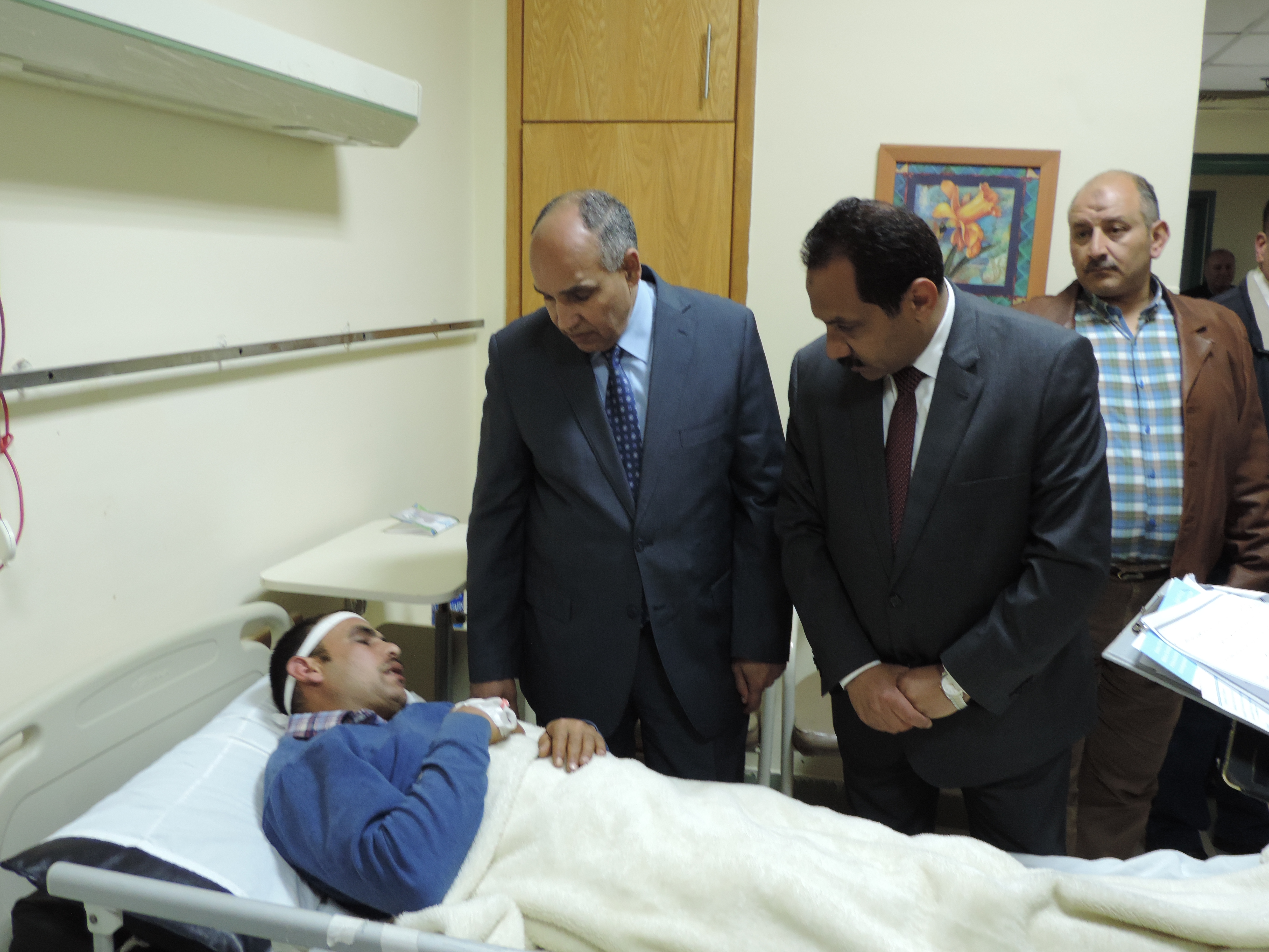 مساعد وزير الداخلية ومدير امن الاسكندرية يزوران مصابي المرقسية (1)