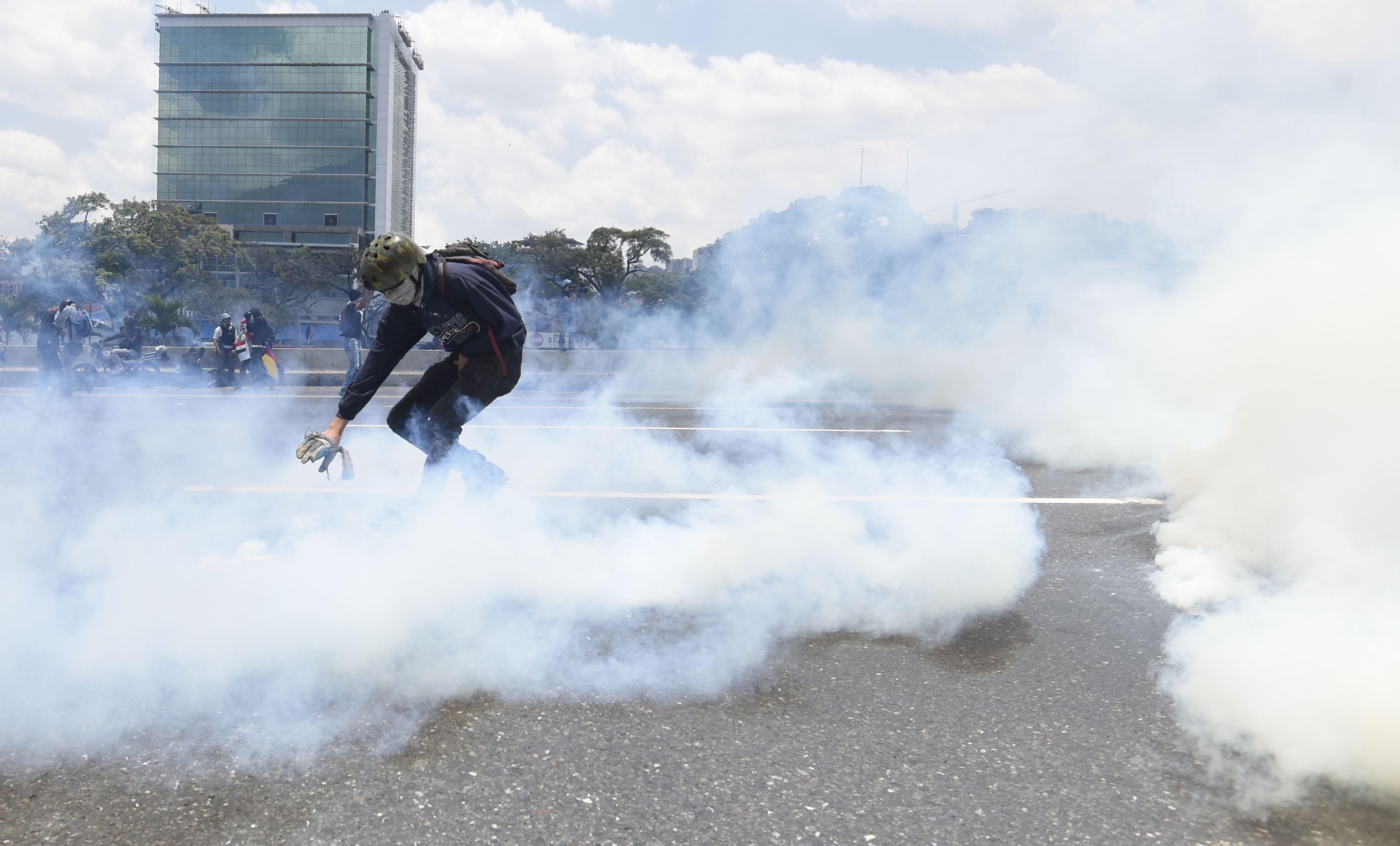 الغاز المسيل للدموع خلال التظاهرات