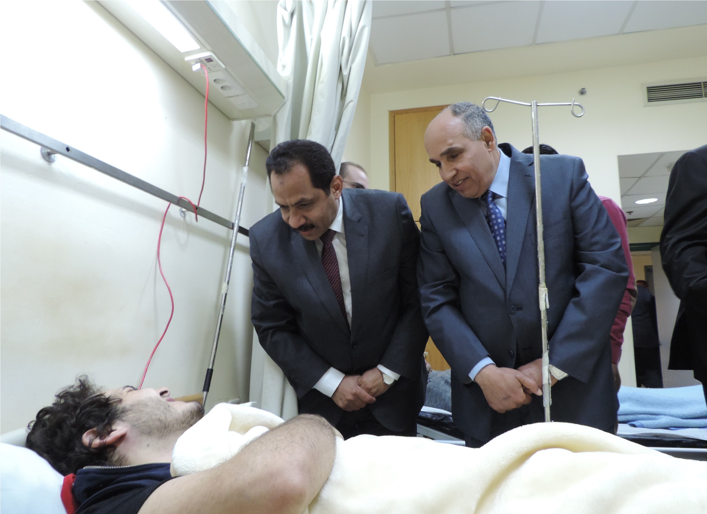 مساعد وزير الداخلية ومدير امن الاسكندرية يزوران مصابي المرقسية (4)