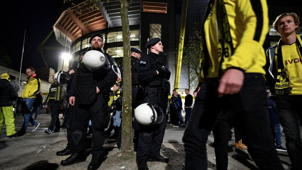 24 - الشرطة تحاول تامين مشجعى دورتموند أثناء الخروج من الملعب