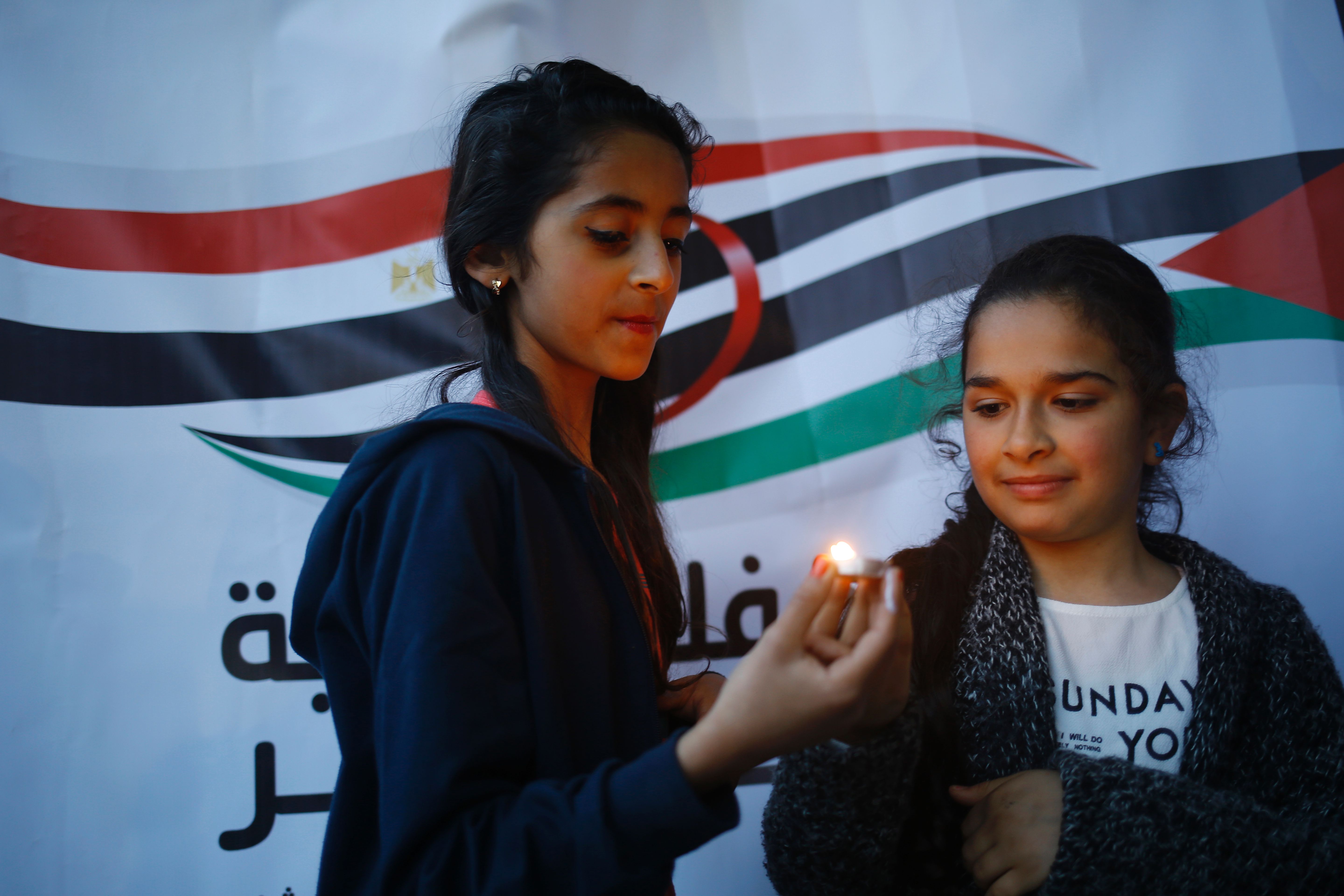 طفلتان تحملان الشموع فى وقفة ضد الإرهاب فى فلسطين