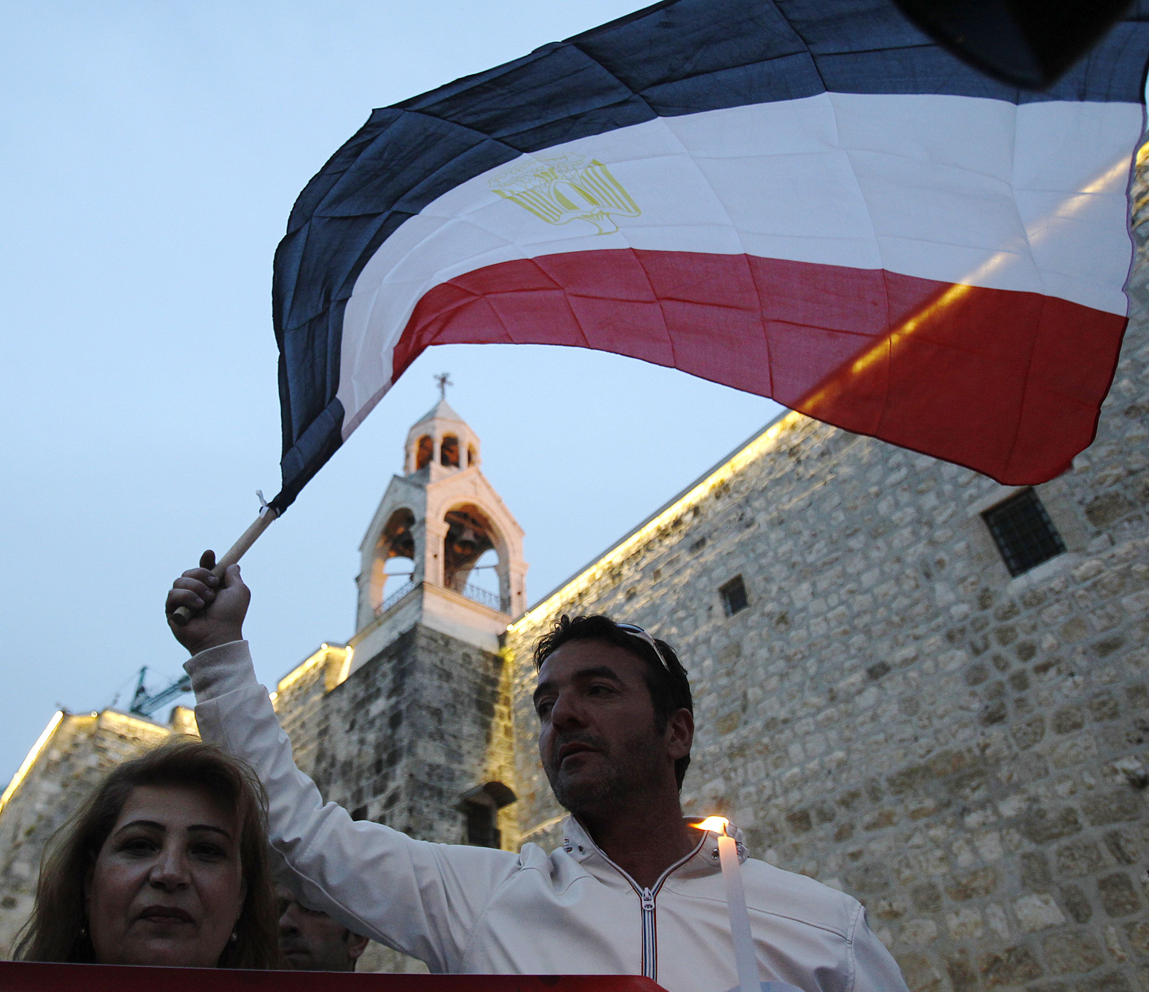 علم مصر يرفرف فى مسيرة ضد الإرهاب بفلسطين