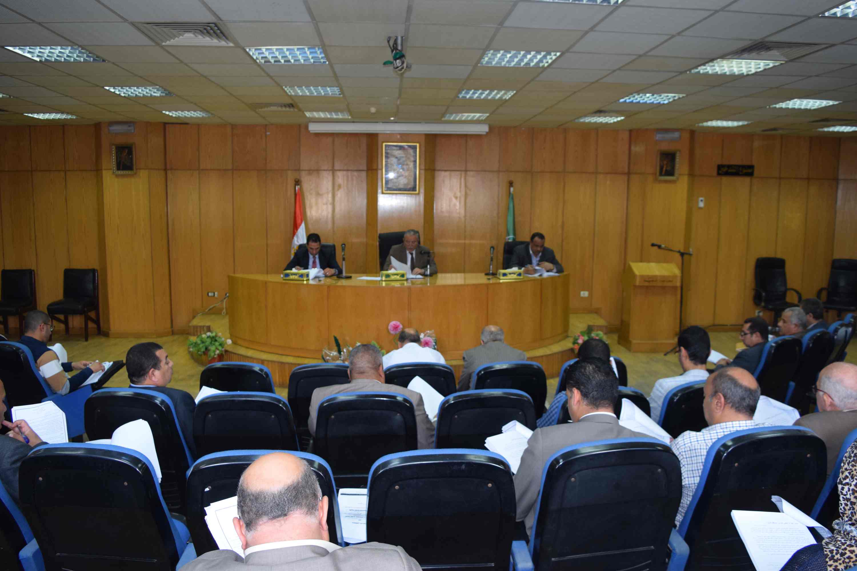 محافظ المنيا يطالب هيئة التنمية الصناعية بتوفير أراضى بالمجان (5)