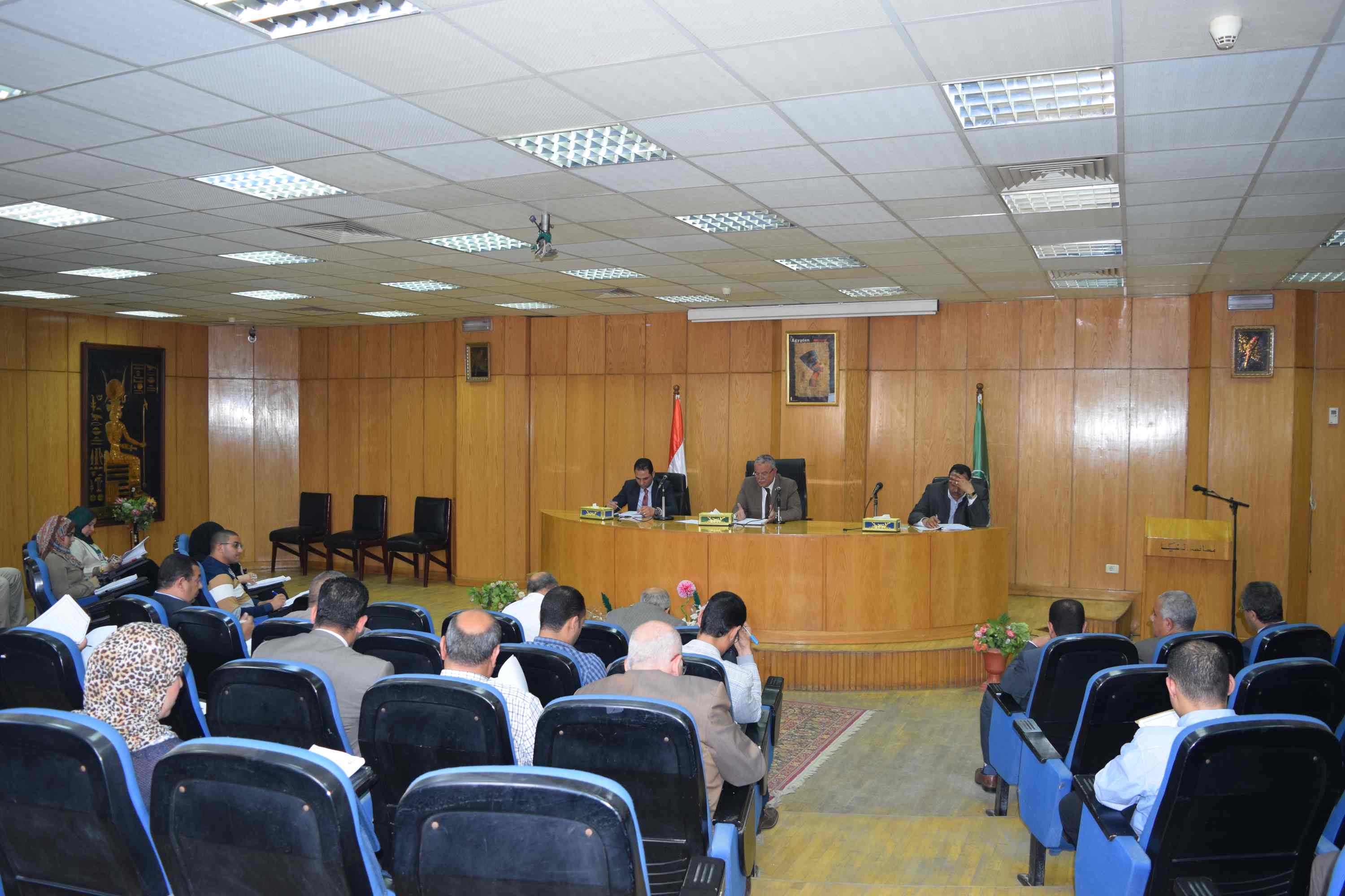 محافظ المنيا يطالب هيئة التنمية الصناعية بتوفير أراضى بالمجان (4)