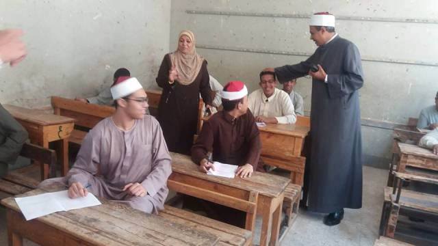 رئيس منطقة الاقصر يتفقد المدارس الثانوية خلال الامتحان التجريبي