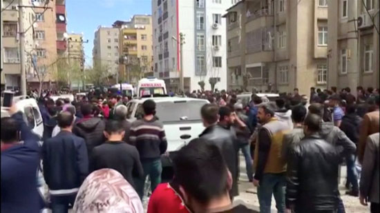 مئات المواطنين يتجمعون فى الشارع عقب التفجير
