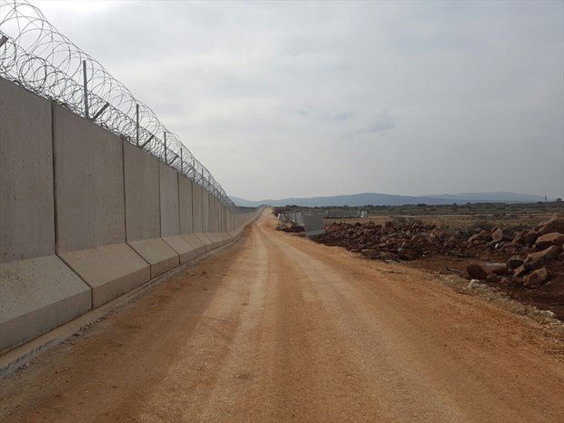 تركيا تبنى جدار خرسانى على الحدود مع سوريا