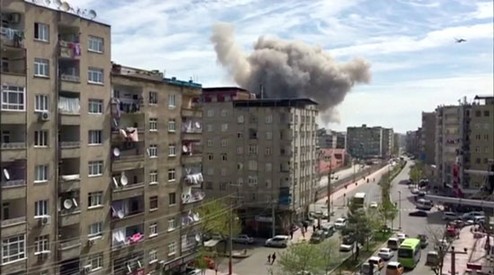 انبعاث الدخان نتيجة انفجار ديار بكر فى تركيا