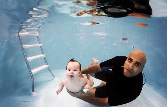 طفل يتنفس تحت الماء ويستطيع فتح عينيه تحت الماء