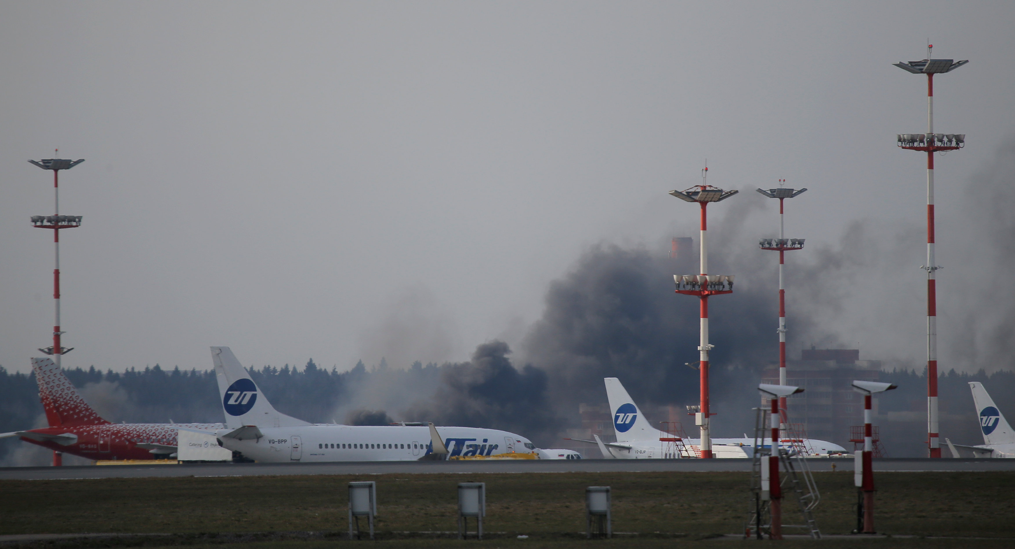 تصاعد الدخان من مطار فنوكوفو في موسكو