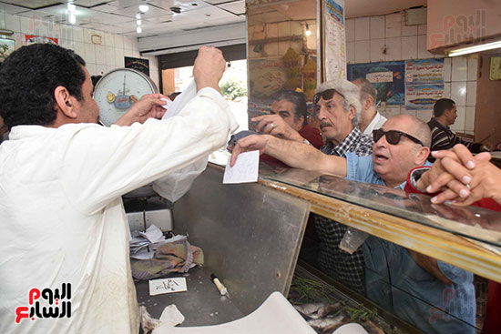 المواطنين يشترون السمك من منافذ وزارة التموين 