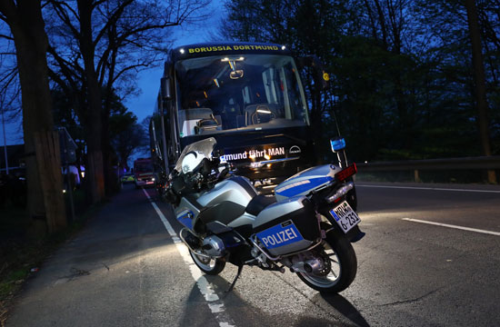  دراجة بخارية تابعة للشرطة أمام الحافلة