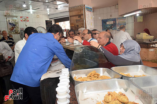 إقبال كبير من المواطنين على شراء الأسماك من منافذ الشركة المصرية لتسويق الأسماك
