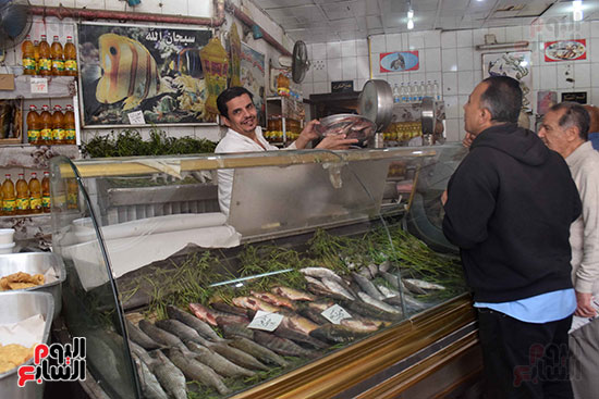طرح سمك "مبروك" بسعر يتراوح من 6 إلى 14 جنيهًا وذلك على حسب حجم السمكة
