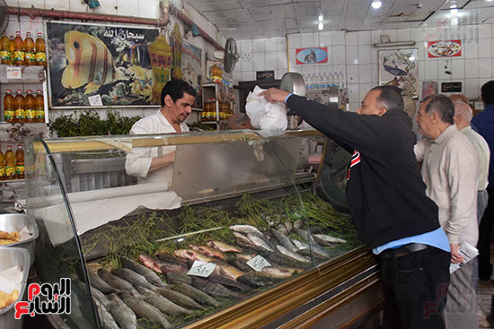 توافد المواطنين على شراء الأسماك