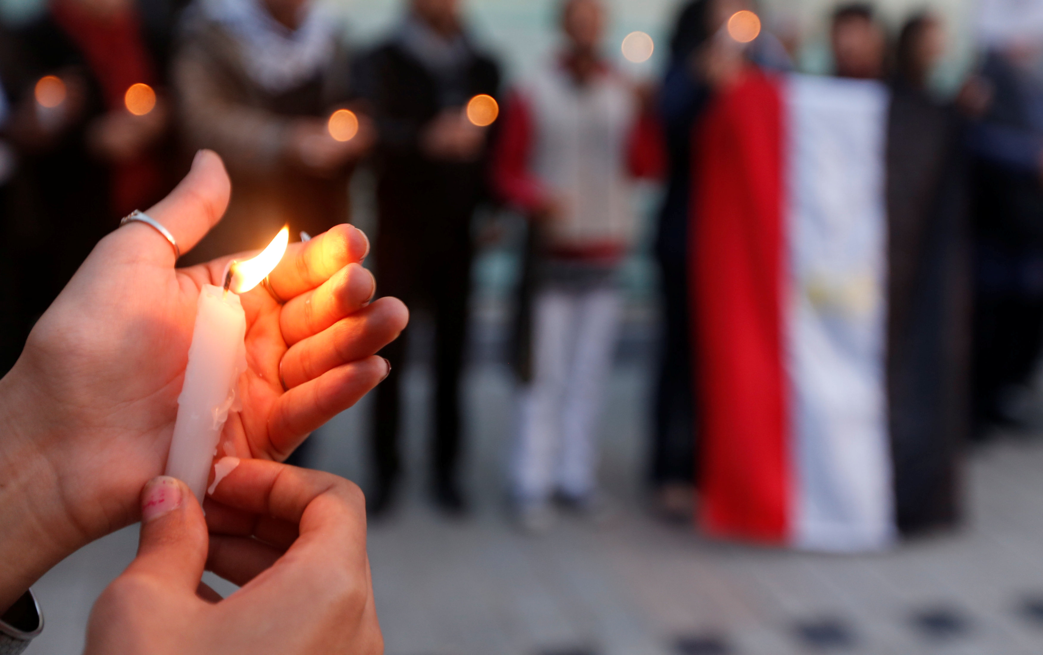 اشعال الشموع فى وقفة بتونس للتضامن مع مصر ضد الارهاب