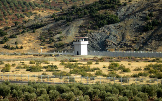 برج مراقبة على الجدار الخرسانى الفاصل بين تركيا وسوريا