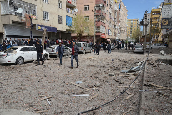 أثار الدمار فى شوارع ديار بكر نتيجة الانفجار