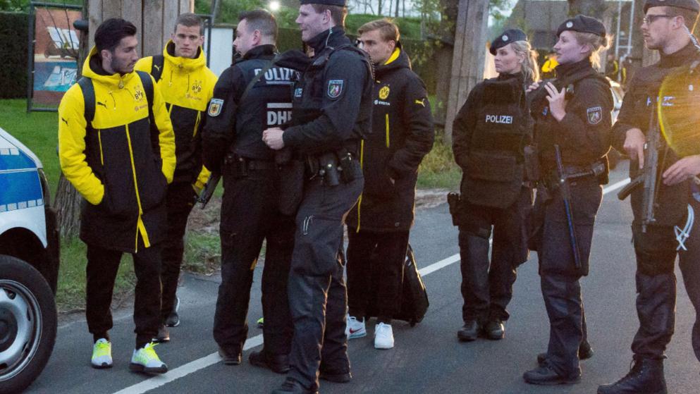 22 - لاعبو دورتموند يستمعون لتوجيهات الشرطة