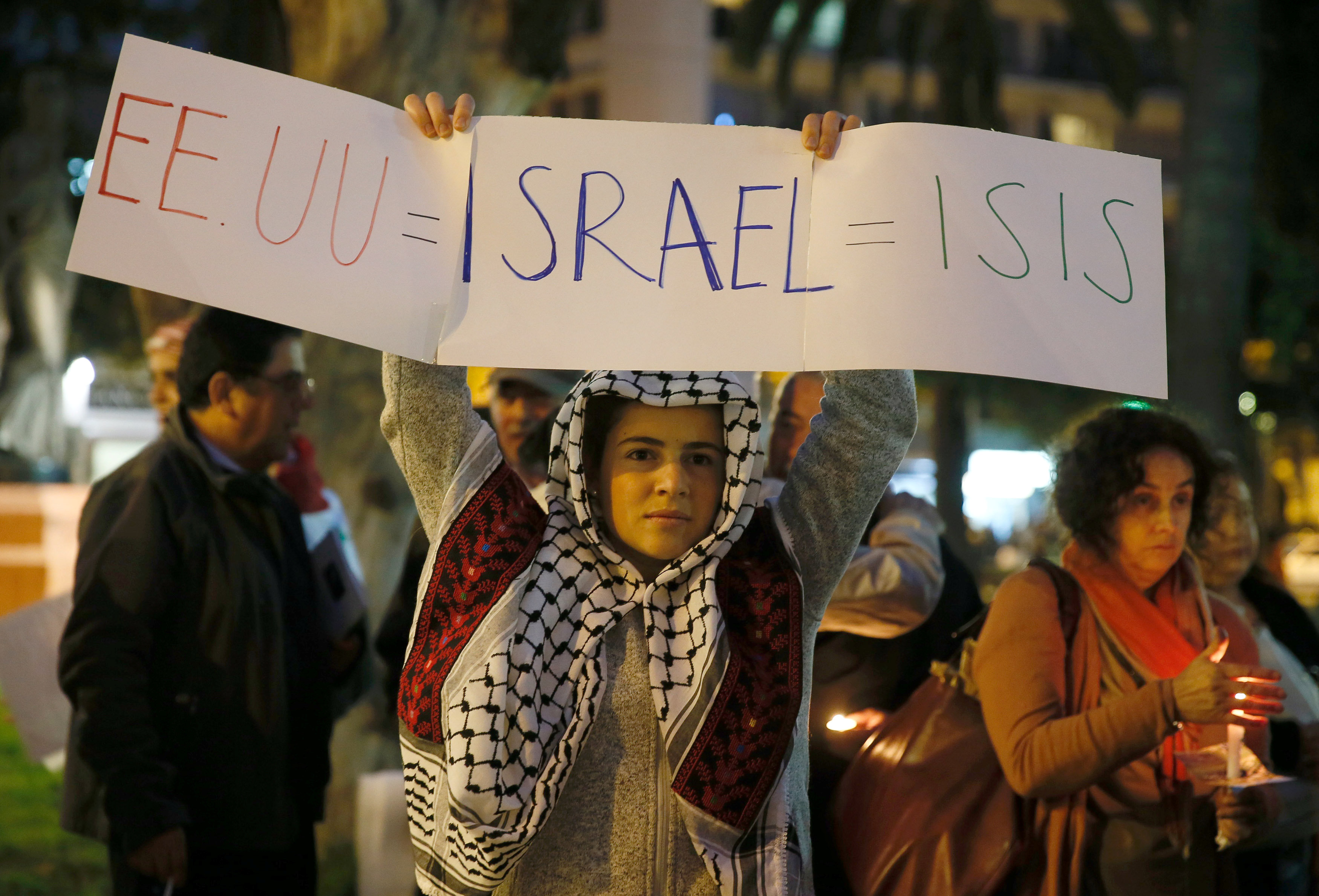 مواطنه تحمل لافتة تساوى بين إسرائيل وداعش