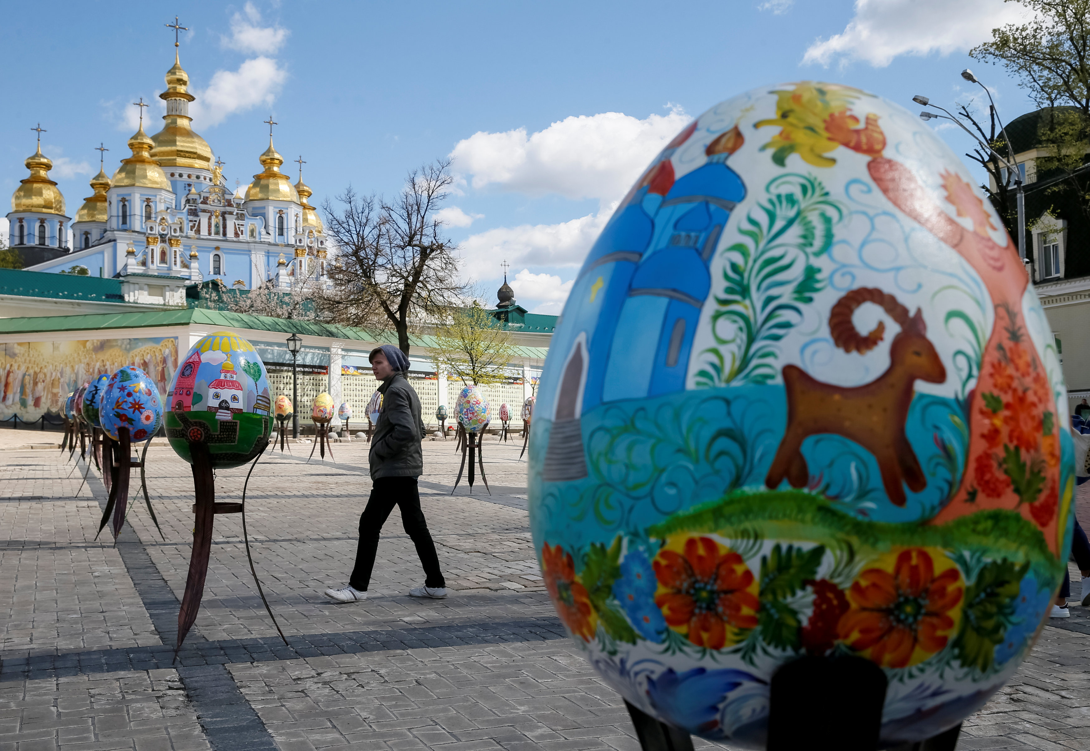بيض ملون بحجم كبير فى ساحة وسط العاصمة الأوكرانية
