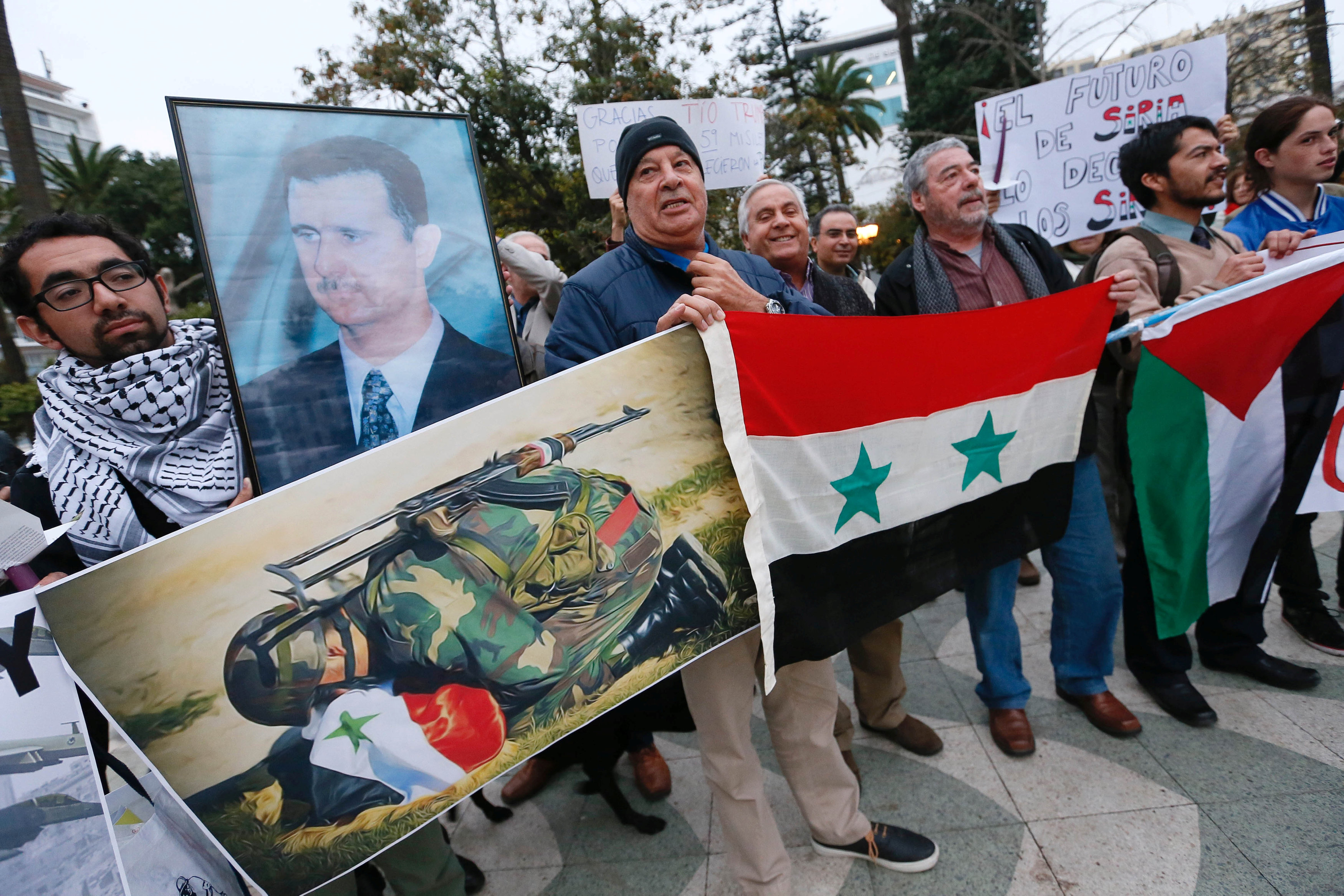 لافتات داعمة لبشار الأسد