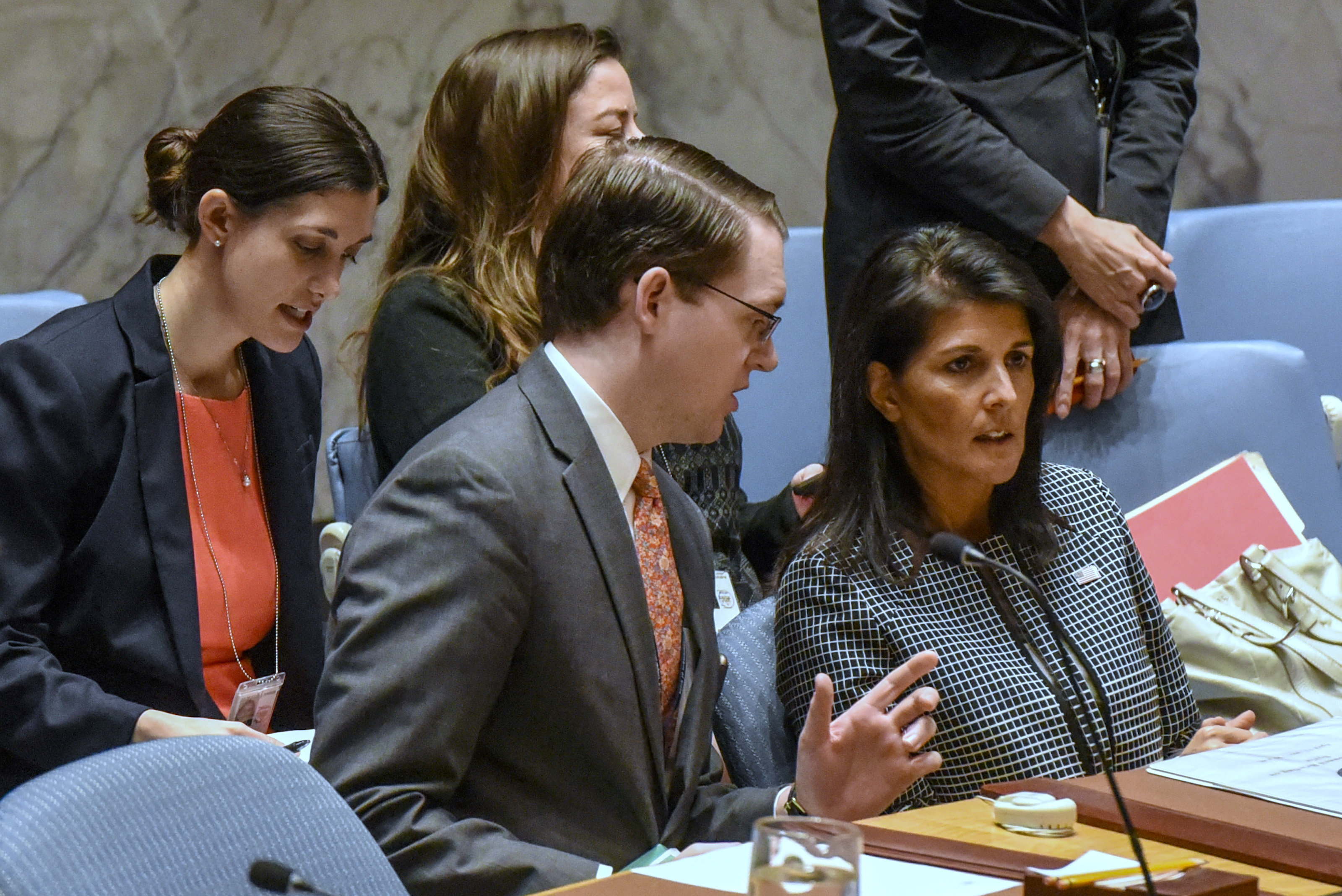 السفير الأمريكي لدى الأمم المتحدة نيكي هالي يتحدث مع مساعدة قبل اجتماع لمجلس الأمن