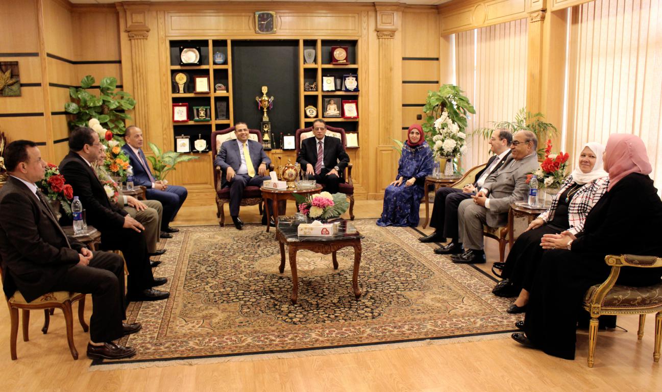 رئيس جامعة المنصورة يلتقي بفريق زيارة المراجعة الخارجية (8)