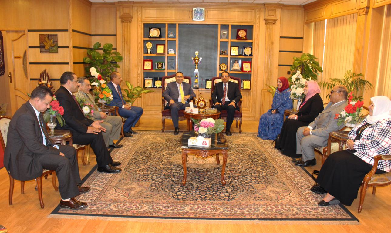رئيس جامعة المنصورة يلتقي بفريق زيارة المراجعة الخارجية (1)