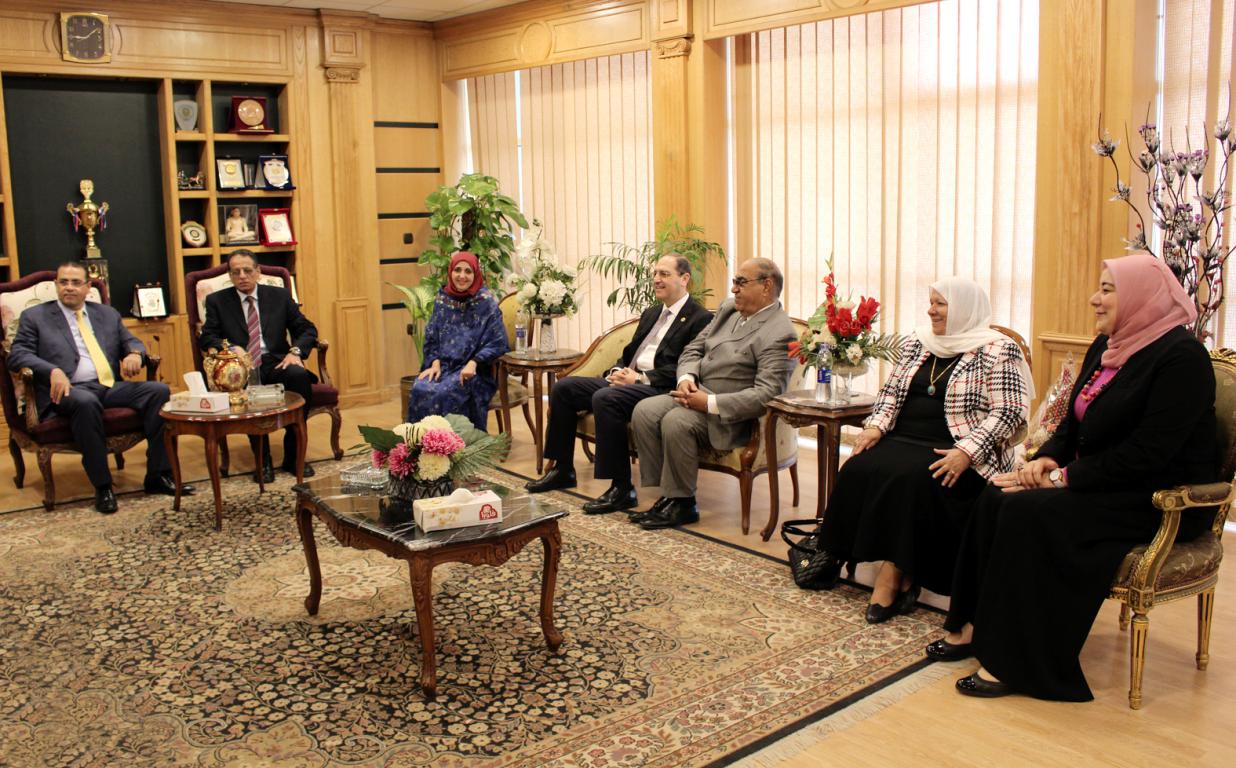 رئيس جامعة المنصورة يلتقي بفريق زيارة المراجعة الخارجية (9)