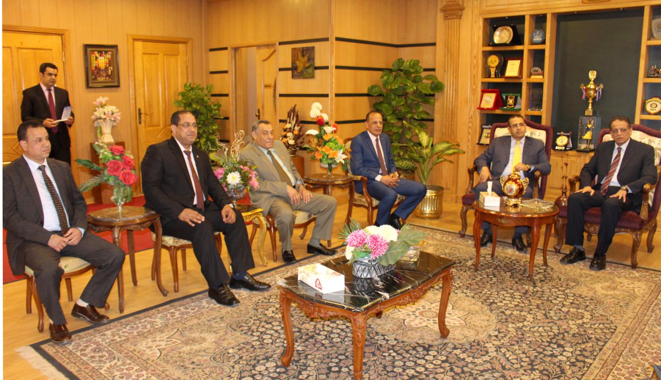 رئيس جامعة المنصورة يلتقي بفريق زيارة المراجعة الخارجية (4)