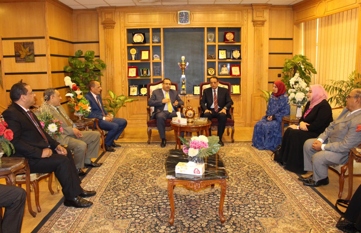 رئيس جامعة المنصورة يلتقي بفريق زيارة المراجعة الخارجية (2)