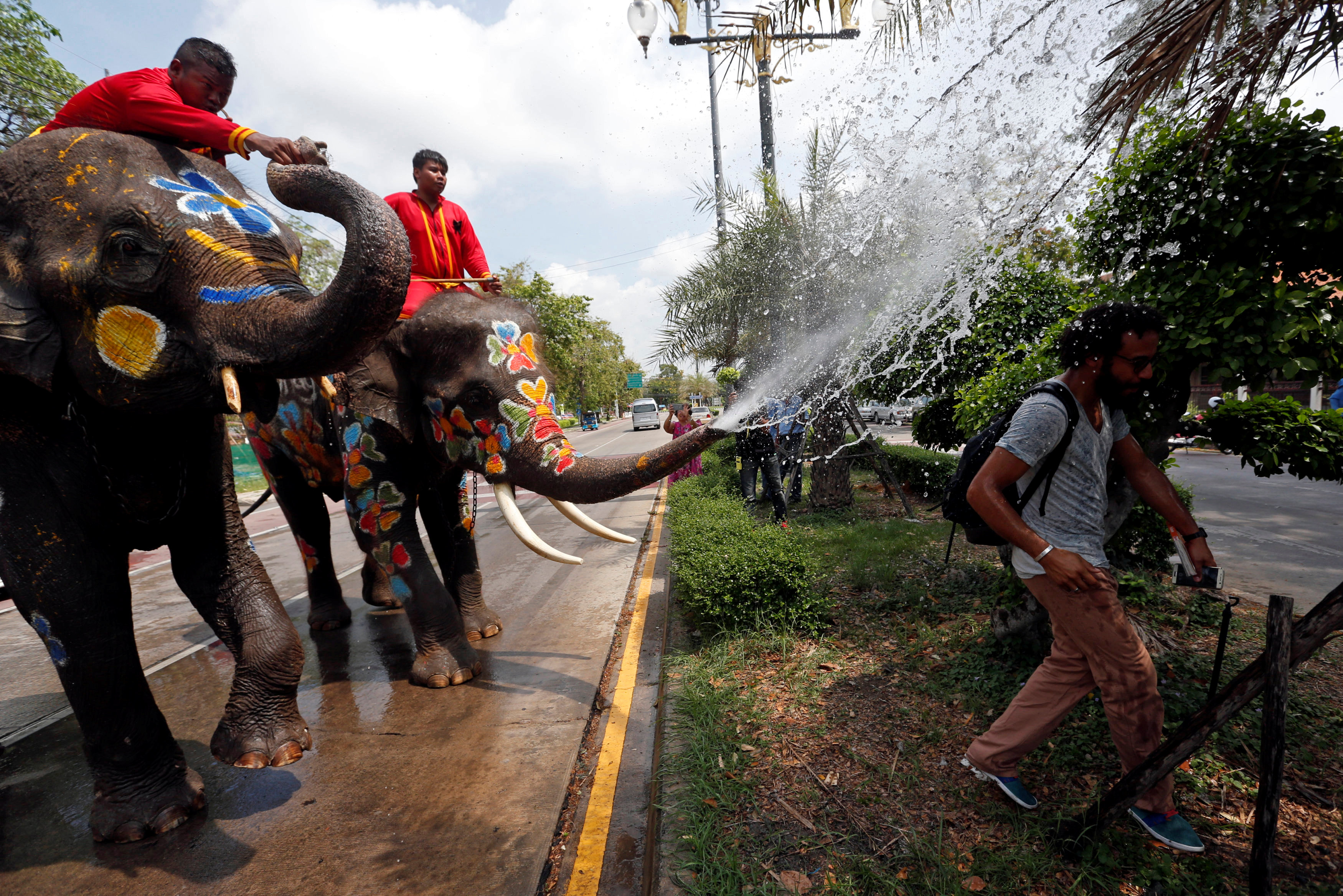 مهرجان رش المياه بالأفيال فى تايلاند