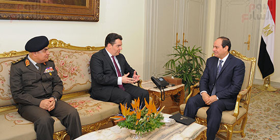 السيسى يستقبل وزير الدفاع القبرصى ويعرب عن تطلعه لمواصلة التعاون العسكرى (2)
