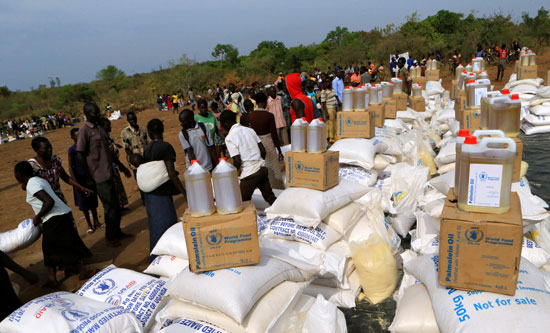 وصول مساعدات إنسانية للاجئى أوغندا الفارين من القتال فى جنوب السودان