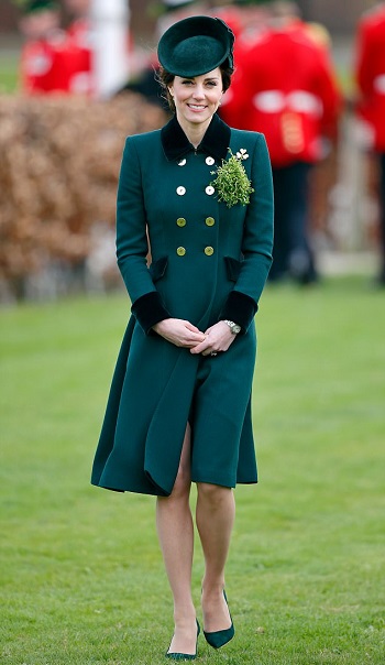 كيت ترتدى معطف أخضر