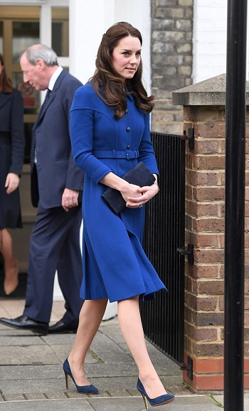 كيت ترتدى معطف أزرق