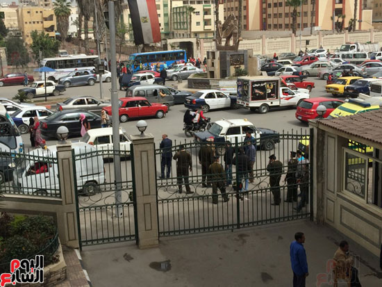 قيادات الأمن أمام مبنى المحافظة