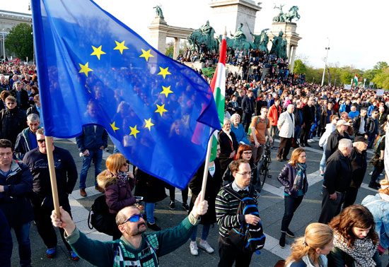 الآلاف المجريين يتظاهرون دعما لجامعة أوروبا الوسطى بعد اقرار قانون يهددها بالإغلاق 