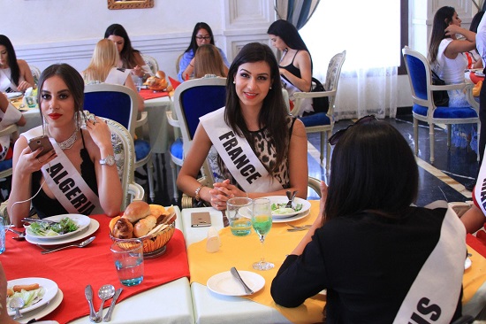 ملكات جمال السياحة والبيئة أثناء تناول الطعام (2)