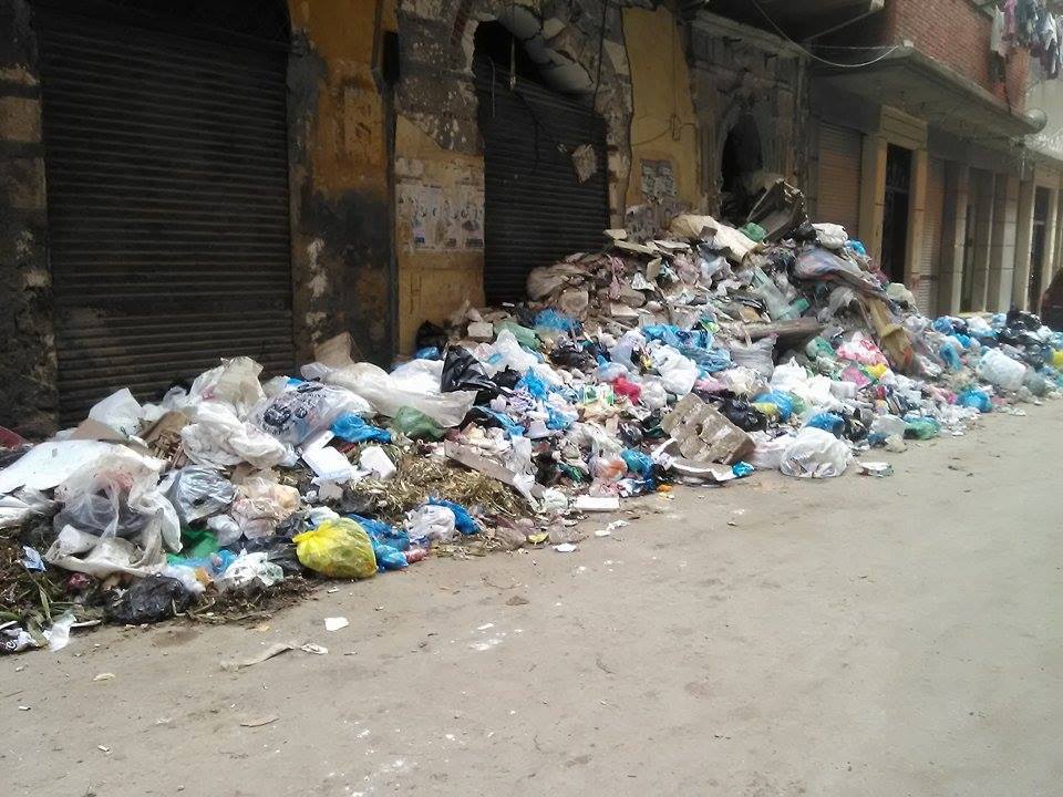 القمامة ومخلفات البناء فى شارع مدورة (2)